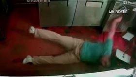 美國南加州一名男子闖進冰淇淋店腳滑跌倒，起身後竟先拿抹布清理地板，畫面流出後成為美國網路上熱議話題（圖／翻攝網路畫面）