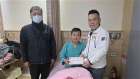 南苗市場砍人，勇猛英雄，壓制持刀男，是市長當兵同梯，流彈，反挨槍，慰問金(圖／翻攝畫面)