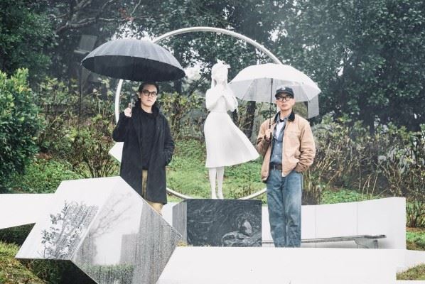 李承道（左）也提到，雕像右手背同樣刻上兩人共同擁有的小花圖樣，而碑文中則重新組合兩人身上的刺青象徵。右為具俊曄。(圖／翻攝自李承道IG）