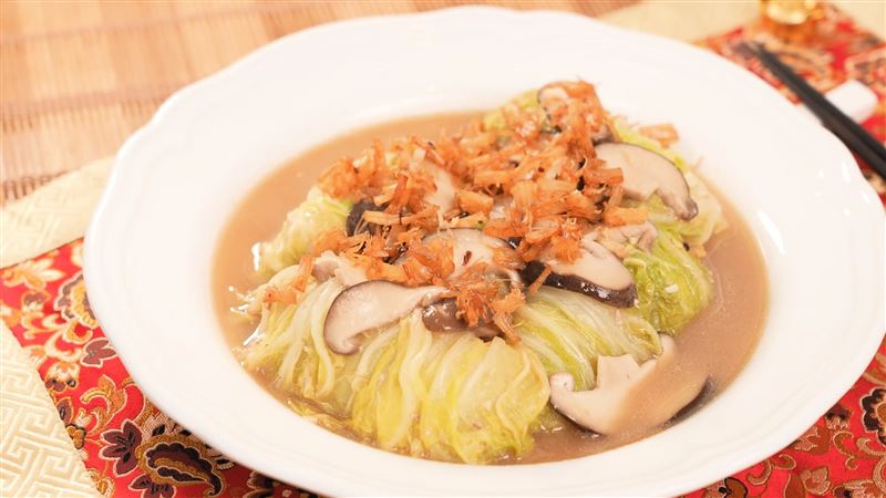 「花開富貴白菜捲」細火慢煨帶出食材原味，象徵團圓與好兆頭。（圖／全聯提供）