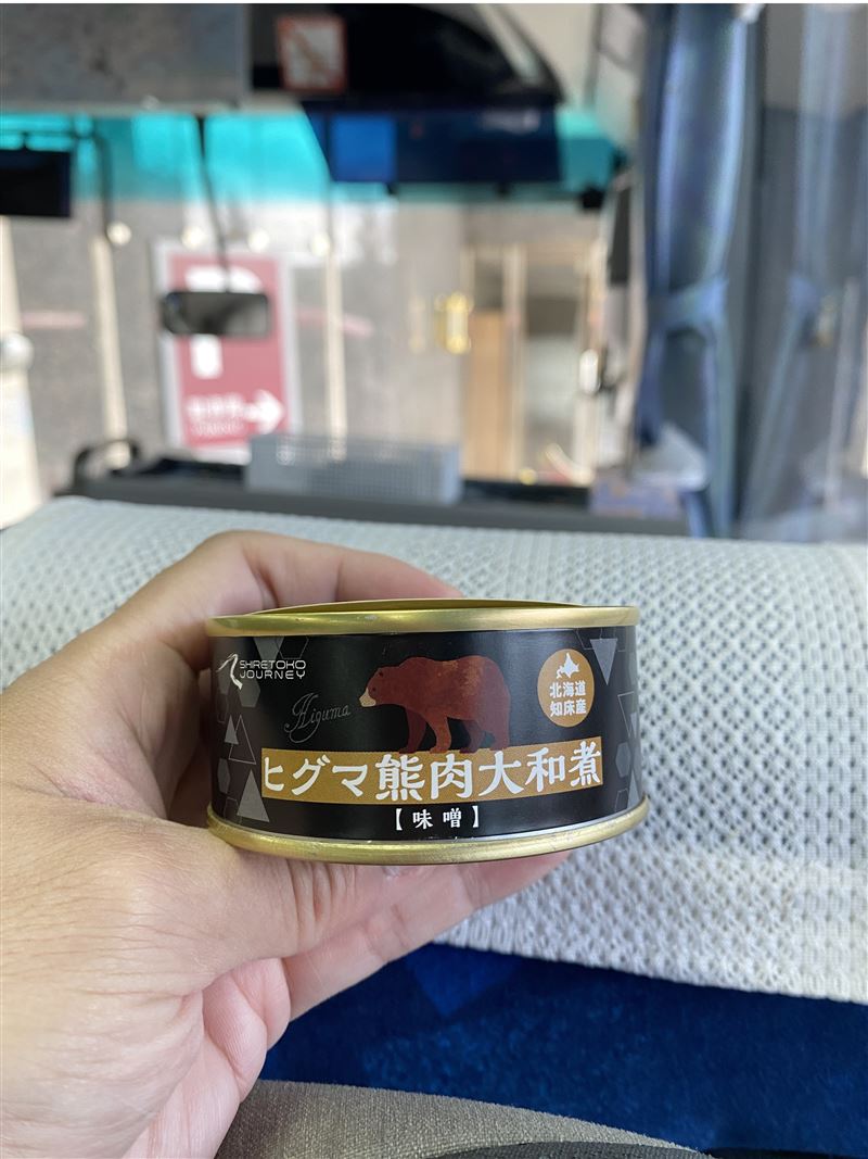 日本當地商店販售熊肉罐頭。（圖／林業保育署提供）