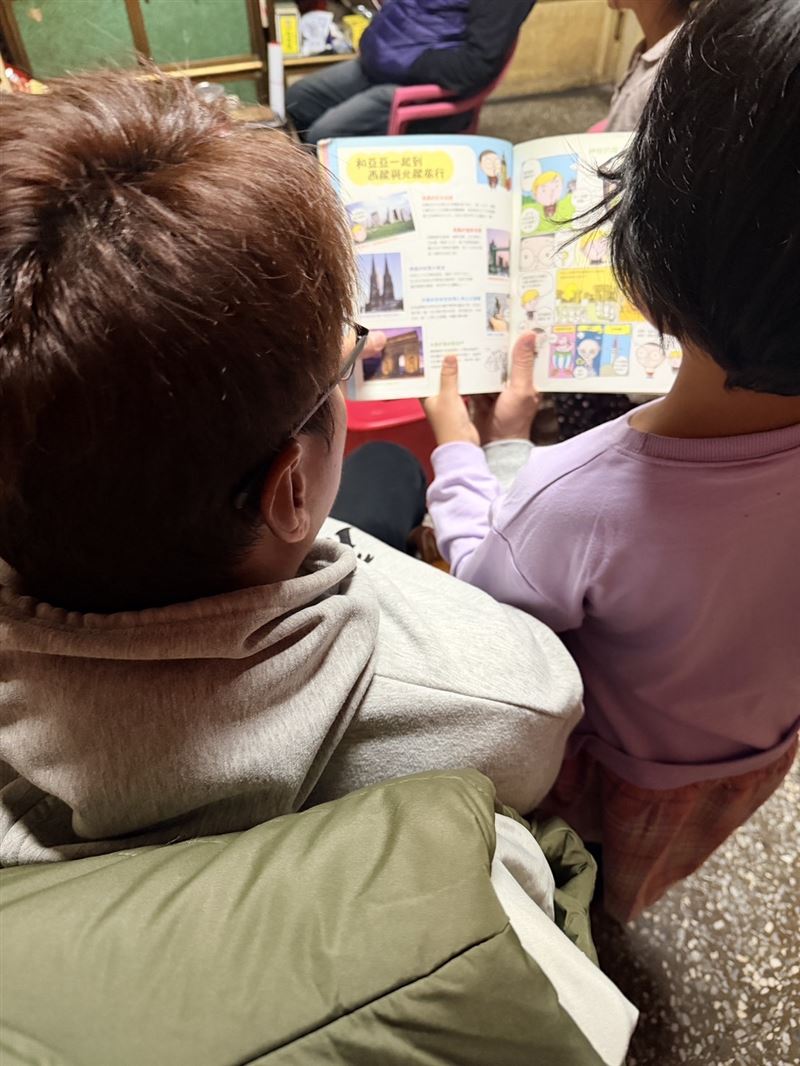 爸爸努力為蓉蓉籌醫藥費。（圖／台灣世界展望會提供）