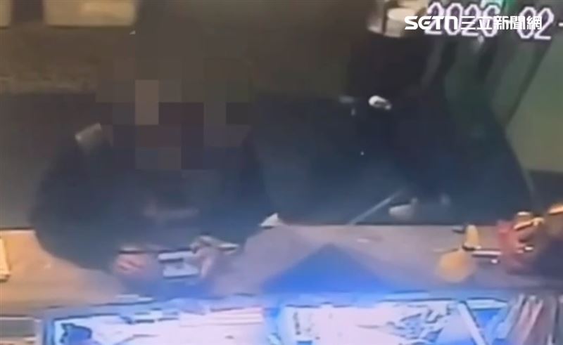 陳男（右上角）特地提早下班，過沒多久，又折返回店裡，好像什麼東西忘了拿。（圖／翻攝畫面）