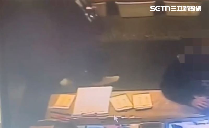 陳男（左上角）再被監視器拍到時，剛好將手上物品收入包包內，研判握在手裡的就是長20公分的足療刀，步出店門口。（圖／翻攝畫面）