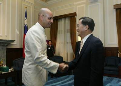 2006年1月18日，賽義夫以利比亞獨裁者格達費特使的身分訪問台灣，並在總統府獲得前總統陳水扁接見，安排陳水扁日後的利比亞訪問。（圖／翻攝自總統府網站）