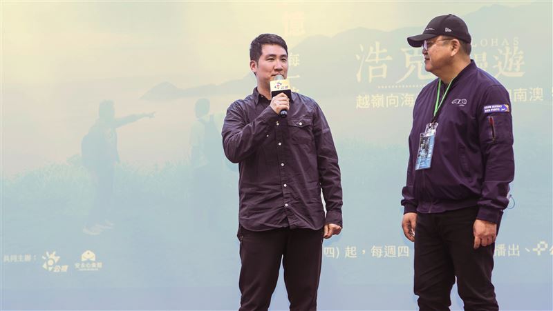 主持人王浩一之子王柏舜（左）與節目製作人林彥輝。（圖／公視提供）