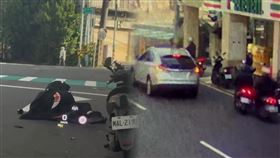 桃園市龜山區今天（4日）上午8時許發生一起街頭鬥毆事件，賴姓男子（27歲）與張姓男子（54歲）在光峰路一家超商旁發生行車糾紛，雙方一言不合爆發肢體衝突，兩人在馬路上滾地扭打，過程全被後車行車紀錄器拍下。（圖／翻攝畫面）