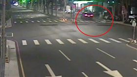 台中，天降50萬「鈔票雨」，失主身分曝光，殯葬業，警調監視器追回8成(圖／翻攝畫面)