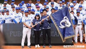 2026富邦悍將春訓開訓，領隊Joyce（中）、執行副領隊林威助（右）授予一軍總教練後藤光尊（左）隊旗。（圖／記者劉彥池攝影）