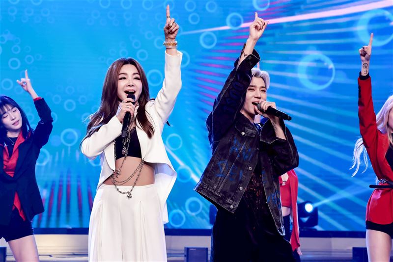 陳美鳳跟畢書盡開唱。（圖／民視提供）