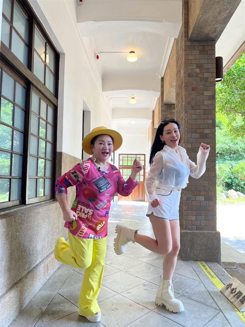 白冰冰(左)對蔡亞露的表現很滿意。（圖／長興影視提供）