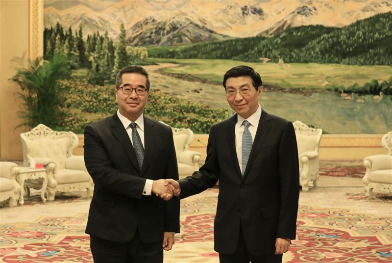 蕭旭岑（左）見王滬寧（右）。（圖／國民黨提供）