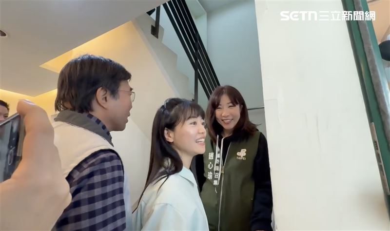 高嘉瑜聽到王世堅也在台北市黨部，走到樓梯口等他下樓碰面（圖／記者劉秀敏攝影）