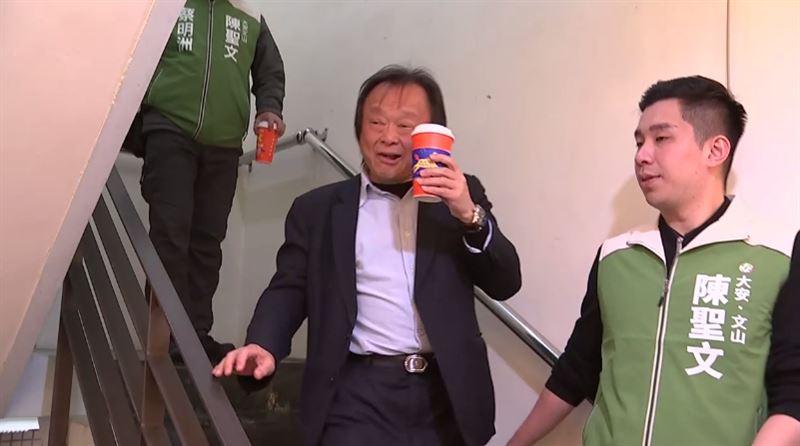 王世堅快步下樓搭乘電梯離開，未與高嘉瑜碰面（圖／翻攝畫面）