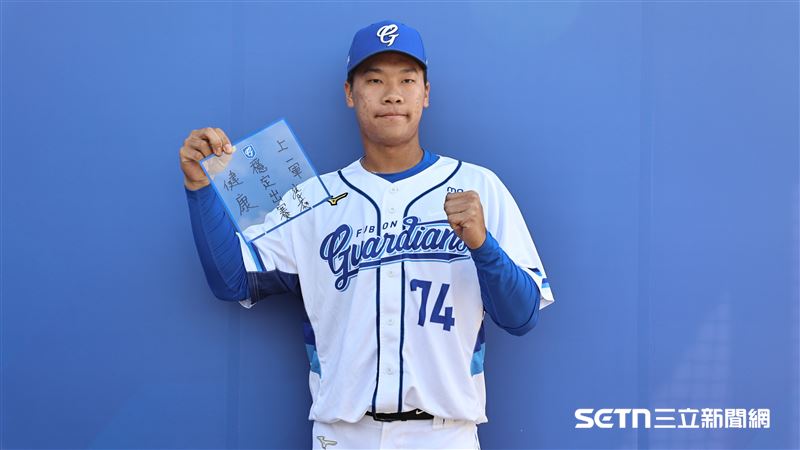 2026富邦悍將春訓開訓，新秀張育豪寫下新球季展望。（圖／記者劉彥池攝影）