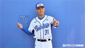 2026富邦悍將春訓開訓，捕手林岱安寫下新球季展望。（圖／記者劉彥池攝影）