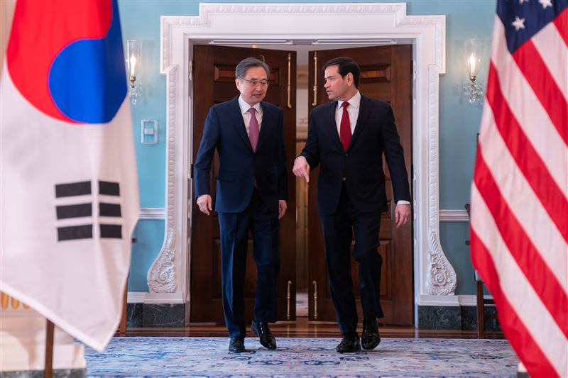 南韓政府高層相繼赴美協商，圖為南韓外交部長趙顯與美國國務卿盧比歐。（圖／美聯社／達志影像）