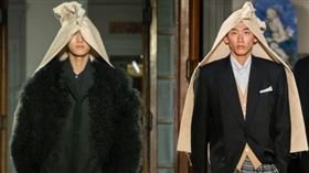 時尚秀場又出「看不懂」設計，一件白色高頂帽與披肩組合價格高達3萬元人民幣（台幣約136,563）。（圖／翻攝自Threads）