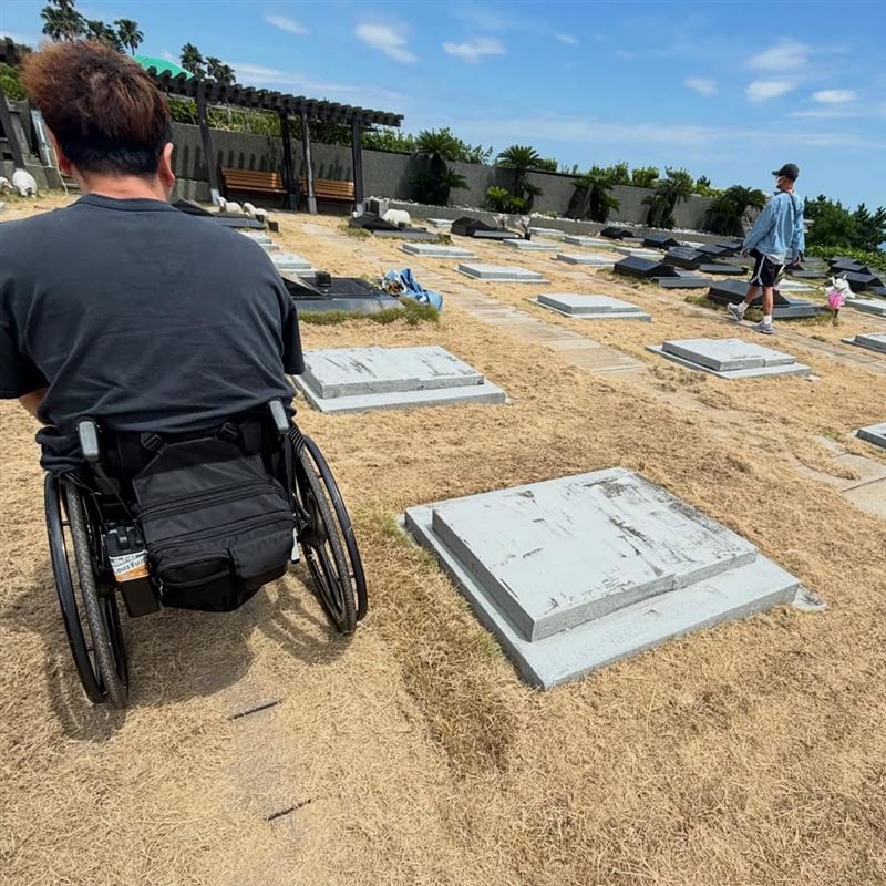 姜元來癱瘓仍來台看大S，具俊曄一路背他上山。（圖／翻攝自IG）