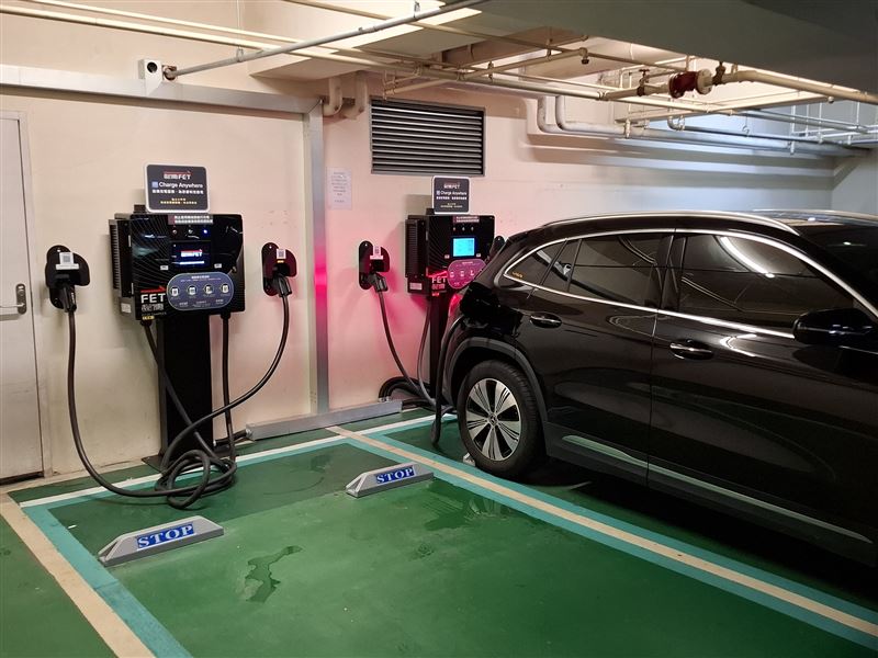 台灣賓士電動車主只要開啟「賓士暢行」App，即可查詢到由遠傳營運並加入充電漫遊的站點，「隨插即充」輕鬆為愛車充飽電。（圖／遠傳提供）