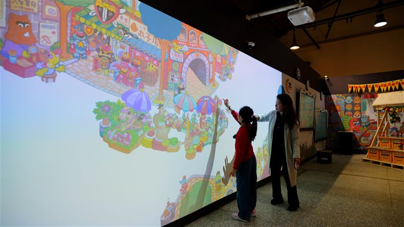 於《蛋蛋怪盜來了！》互動展中，ViewSonic投影技術將繪本場景延伸至展覽空間，透過大幅影像呈現，打造親子可共同參與的沉浸式互動體驗。（圖／ViewSonic提供）