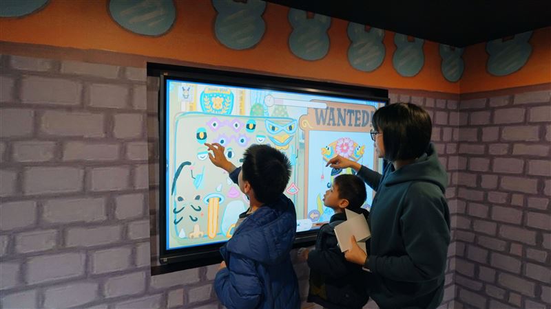 親子透過ViewSonic互動顯示設備共同完成「尋找怪盜」遊戲，於操作過程中推進故事發展，使繪本內容轉化為可實際參與的互動體驗。（圖／ViewSonic提供）