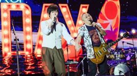 阿信與張國璽拉手合唱。（圖／相信音樂提供）