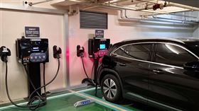 台灣賓士電動車主只要開啟「賓士暢行」App，即可查詢到由遠傳營運並加入充電漫遊的站點，「隨插即充」輕鬆為愛車充飽電。（圖／遠傳提供） 