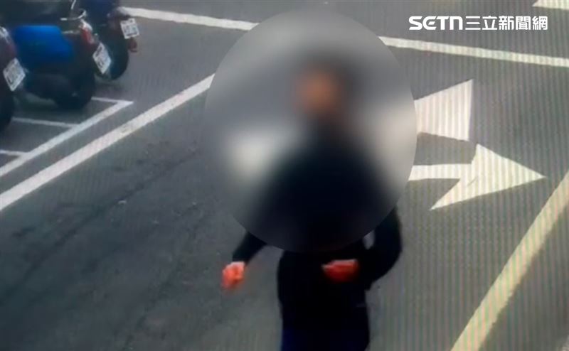 雷嫌趁勢搶金條奪門而出，就短短幾秒，97萬金條在眼皮下被洗劫，18小時後才落網。（圖／翻攝畫面）