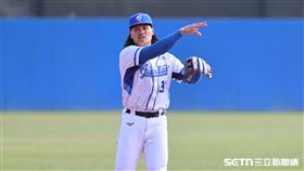 2026富邦悍將春訓，內野手張育成在場上傳接球。（圖／記者劉彥池攝影）