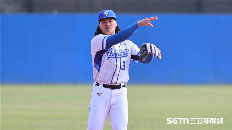 2026富邦悍將春訓，內野手張育成在場上傳接球。（圖／記者劉彥池攝影）