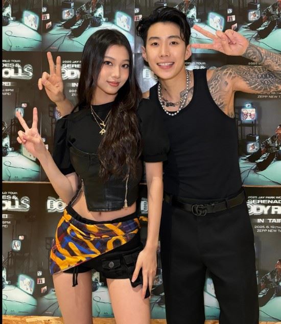 早在去年6月，郁欣（左）就曾與韓國知名饒舌歌手Jay Park（右）同框拍攝Challenge影片。（圖／翻攝自郁欣Threads）