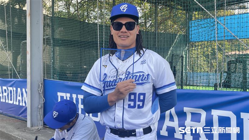 2026富邦悍將春訓開訓，內野手張育成寫下新球季展望。（圖／記者戴以柔攝影）