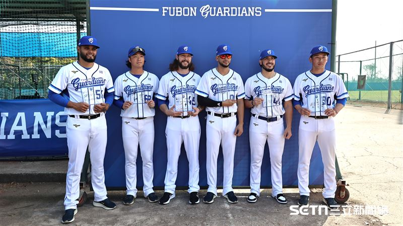 2026富邦悍將春訓，6位外籍球員愛力戈、鈴木駿輔、威戈神、邦力多、魔力藍、阿部雄大到齊。（圖／記者劉彥池攝影）