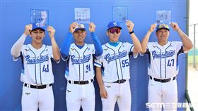 2026富邦悍將春訓開訓，捕手豊暐、林岱安、戴培峰、張進德寫下新球季展望。（圖／記者劉彥池攝影）