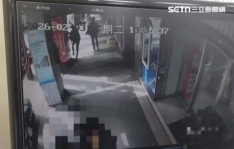 北市搶匪奪走裝有700萬元現金的手提袋後拔腿狂奔。（圖／翻攝畫面）