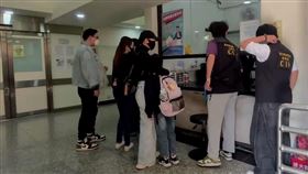 黃人龍的姊姊和其遺孀、小女兒到殯儀館配合檢警相驗。（圖／翻攝畫面）