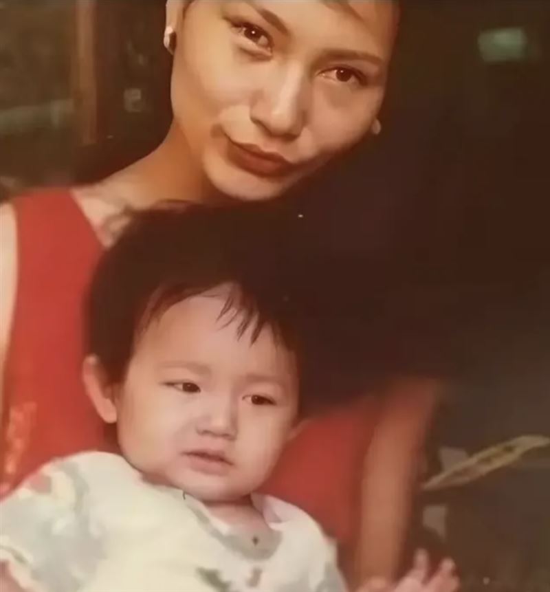 S媽年輕嫩照流出。（圖／讀者微博）