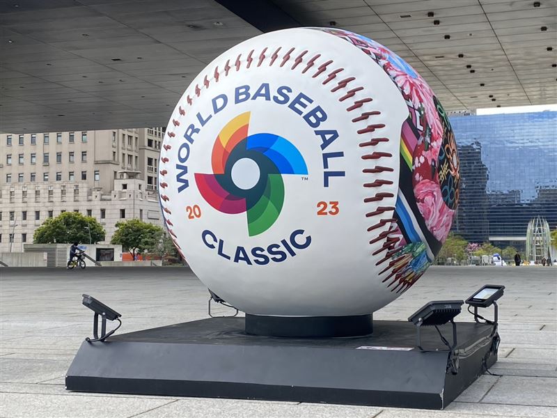 巨型WBC紀念球，只有台中、東京、邁阿密及鳳凰城等四座主辦城市擁有，別具意義。(圖／翻攝畫面)
