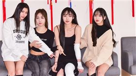 啦啦隊女孩飛飛（右二）摔車全身傷仍出席公益活動，好友各務礼美奈（左一）、貝拉（左二）、十一（右一）獻上關心慰問。（圖／紅心字會提供） 