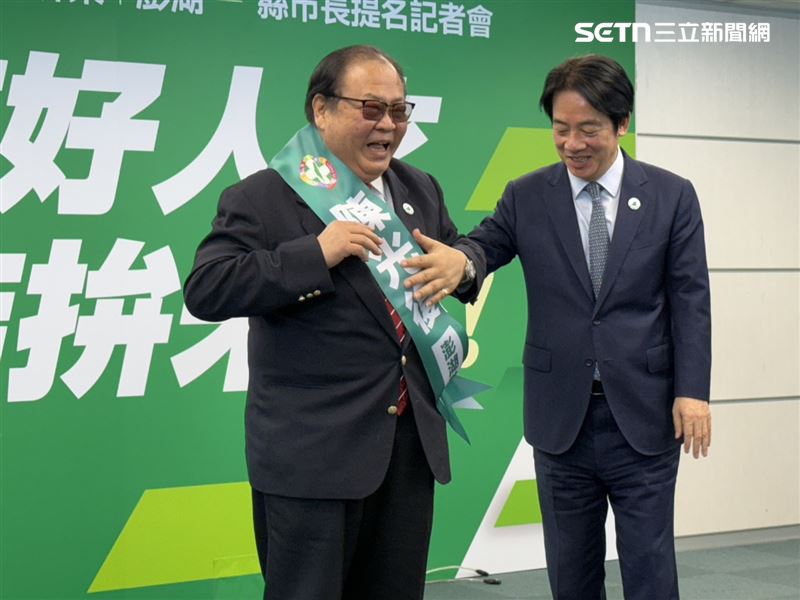 賴清德幫陳光復披上競選彩帶時，陳光復突然踉蹌一下，賴清德也急忙扶著他（圖／記者劉秀敏攝影）