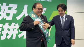 陳光復披競選彩帶突踉蹌：這條好幾斤重