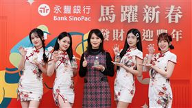 金馬年開運戰火點燃！7大銀行祭出逾30萬份「睡過金庫」的發財水與發財金吸客。北富銀豪送18萬份最狂，發財金更有紫南宮加持；一銀首創「發財米存錢筒」象徵聚財；台新與新光聯手請出南北雙財神廟加持；渣打主打保單健檢送限量發財水；國泰推「阿發紅包」線上抽與永續好禮，助民眾新春財運滾滾來。（圖／永豐銀行提供）