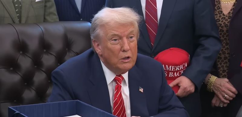 川普被問到關於艾普斯坦的事，神情似乎相當不滿。（圖／翻攝自YT@The White House）