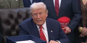 川普被問到關於艾普斯坦的事，神情似乎相當不滿。（圖／翻攝自YT@The White House）

