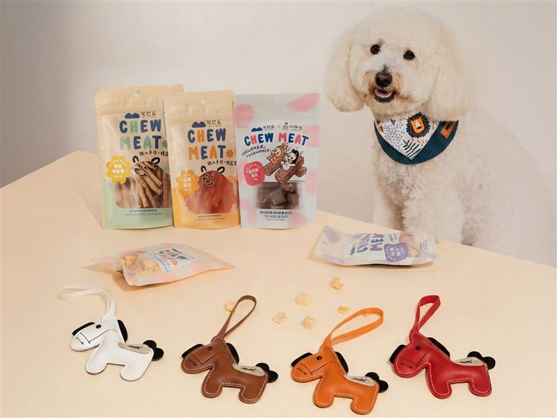 尾巴丘新年限定贈禮「馬上好丘」小馬吊飾，活潑配色與細膩車工，造型經典可愛。（圖／品牌業者提供）