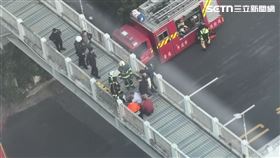 抗議常客陳國榮試圖從台北車站前陸橋跳下去被警消抓住。（圖／翻攝畫面）