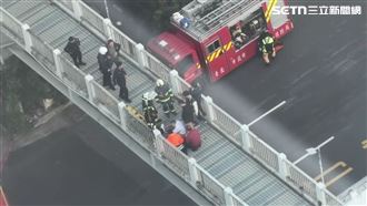 抗議常客北車跳陸橋　4警消及時抓住拉回