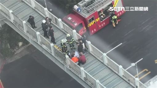 抗議常客北車跳陸橋　4警消及時抓住拉回
