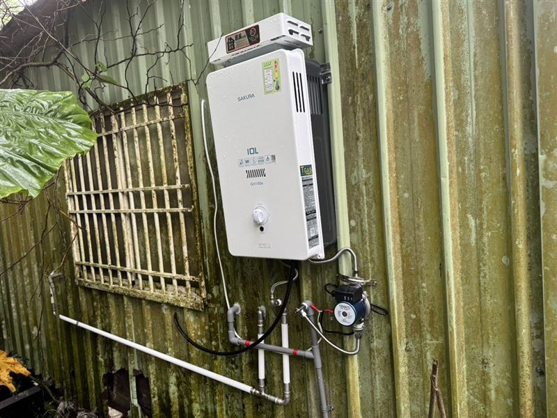 橫山區社會福利服務中心替許爺爺安裝熱水器。（圖／翻攝自新竹縣政府網站）